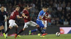 Marek Mat�jovský ze Sparty se sna�í zastavit pr�nik soupe�e. Vlevo jej sleduje...