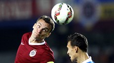 Spar�an David Lafata (vlevo) v hlavi�kovém souboji.