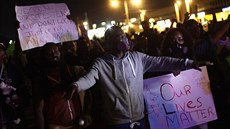 Protesty ve Fergusonu byly v noci z úterý na st�edu poklidné. Lidé volali �Ruce...