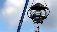 Osazování kupole na konstrukci rozhledny Cibulka, která bude novou dominantou...