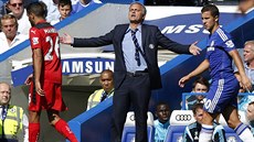 Kou Chelsea José Mourinho gestikuluje bhem ligového utkání proti Leicesteru.