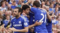 Diego Costa (druhý zleva) slaví svj gól v utkání Chelsea vs. Leicester.