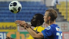 Teplická posila Ulrich Kapolongo (vlevo) v souboji s libereckým Luká�em Pokorným