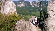 Zíceniny Súovského hradu na Slovensku jsou vyhledávanou turistickou...