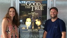 Herečka Isobel Pravda a režisér Daniel Hrbek v New Yorku u plakátu ke hře