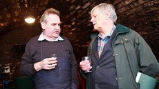 Autor knihy Josef Holcman (vlevo) a scenárista Karel Steigerwald ve sklípku ve...