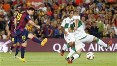 PRVNÍ GÓL SEZONY. Barcelonský útočník Lionel Messi skóruje do brány Elche.