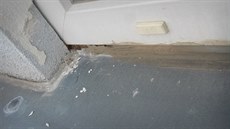 Píklad závady u novostavby: vadn provedené oplechování u okna (snímek je...