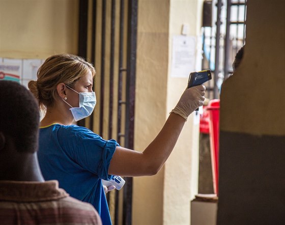Měření teploty v Sieře Leone,  země bojuje proti smrtícímu viru eboly (29....
