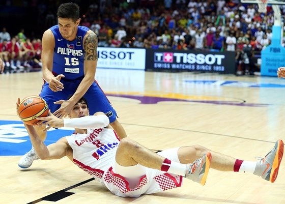 Filipínský Marc Pingris (vlevo) se snaí ubránit Daria Sarie z Chorvatska.