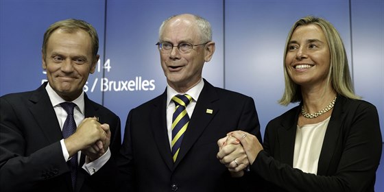 Souasný prezident EU Herman van Rompuy drí za ruce svého následníka, polského...