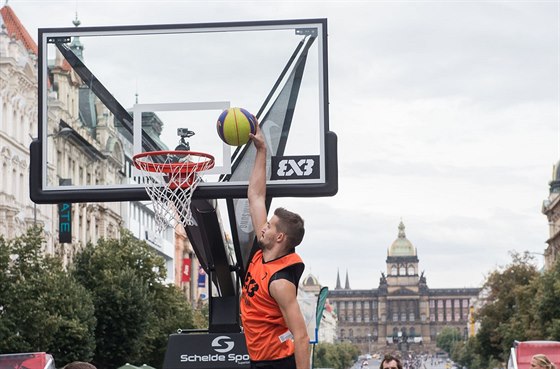 eský reprezentant Martin Gniadek smeuje v utkání turnaje Svtové série v...