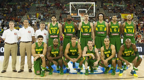 Brazilský výbr pro mistrovství svta basketbalist 2014. S íslem 4 nejstarí...