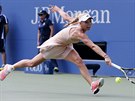Dánská tenistka Caroline Wozniacká se natahuje po míku v osmifinále US Open.