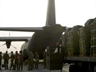 Australská humanitární pomoc pro Irák, vojáci na základn v SAE davájí do...