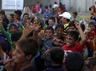 Irácké dti, které musely opustit své domovy, si hrají v doasném kempu v...