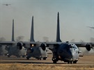 Formace AC-130H, tyi stroje pi pojídní a dva po startu ve vzduchu.