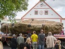 Jeden z nejvtích menhir v Evrop dorazil poslední srpnovou sobotu do...