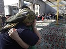 Na obti ze koly v Beslanu vzpomínaly stovky lidí (1. záí 2009)