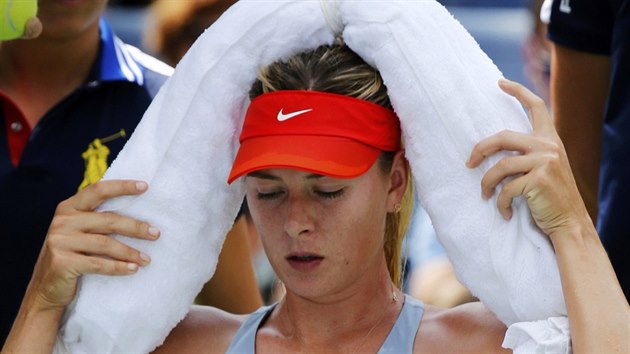 CHLAZEN. Rusk tenistka Maria arapovov se potebovala v osmifinlovm duelu na US Open proti Wozniack ochladit.