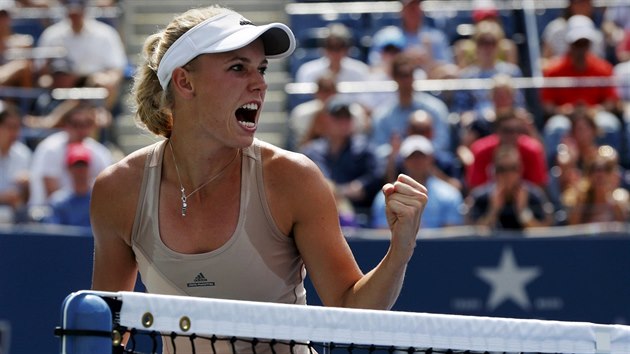 Dnsk tenistka Caroline Wozniack se raduje bhem osmifinle US Open proti arapovov.
