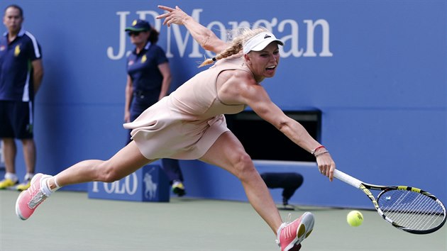 Dnsk tenistka Caroline Wozniack se natahuje po mku v osmifinle US Open.