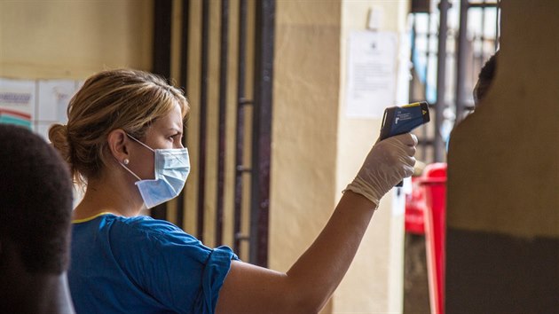 Men teploty v Siee Leone,  zem bojuje proti smrtcmu viru eboly (29. srpna 2014).
