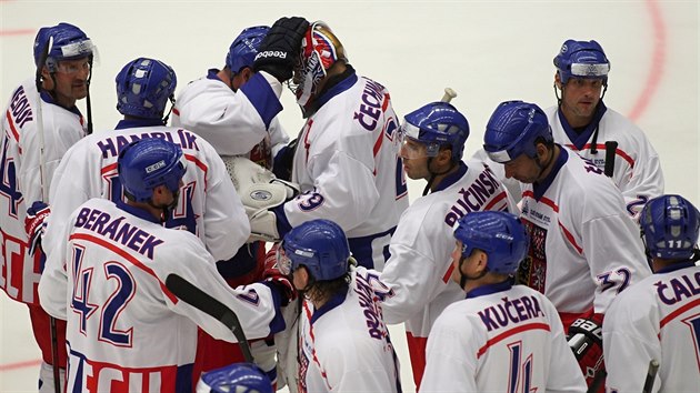 V BÍLÉM. Olympijští vítězové nastoupili v dresech, v nichž dosáhli v roce 1998 na největší úspěch českého hokeje.