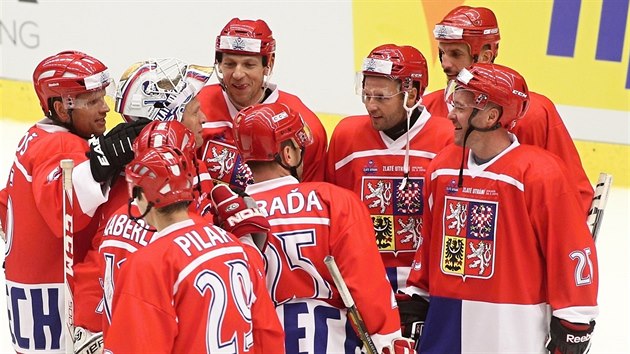 ČERVENÍ. Mistři světa z let 1999-2001 nastoupili v červených dresech.