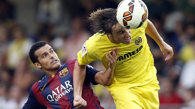 NA M ZAPOME. Tomas Pina z Villarrealu (vpravo) hlavikuje ped Pedrem Rodriguezem z Barcelony.