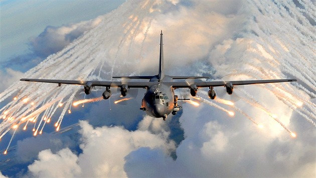 Efektní odpálení klamných cílů z AC-130U během cvičného letu. Tyto "světlice" se používají k ošálení protiletadlových raket s infračerveným naváděním.