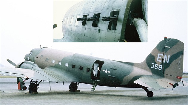 Prvním "gunshipem" nasazeným ve Vietnamu byl typ AC-47 upravený z letitých Skytrainů (nebo chcete-li Dakot) C-47.