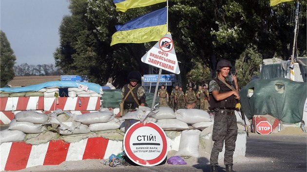 Kontroln stanovit ukrajinsk Nrodn gardy na okraji Mariupolu (28. srpna 2014)