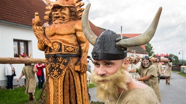 Pjezd menhiru do Holaovic doprovodil impozantn druidsk ritul s druidy, keltskou druinou a pohanskm bohem Radegastem.