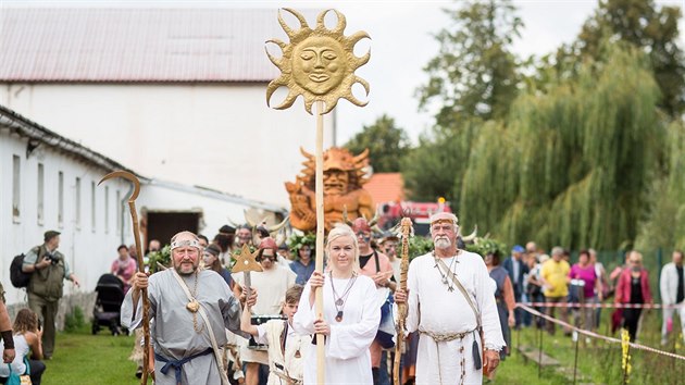 Pjezd menhiru do Holaovic provzel impozantn druidsk ritul s druidy, keltskou druinou a pohanskm bohem Radegastem.