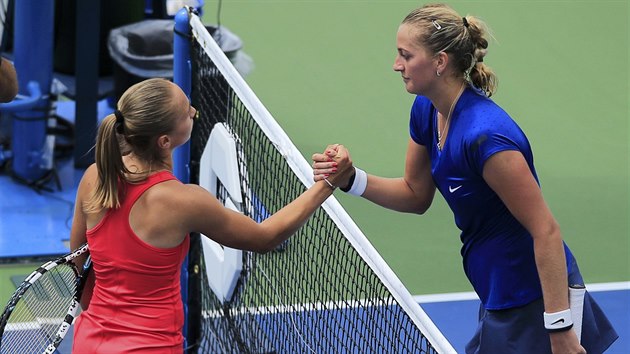 GRATULUJU. Petra Kvitov blahopeje Aleksande Kruniov, kter ji zdolala ve 3. kole US Open.