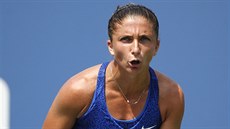 Italská tenistka Sara Erraniová se raduje v utkání 3. kola US Open.