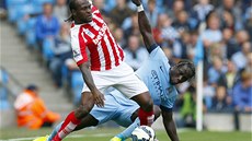 S MÍEM. Victor Moses ze Stoke City (vlevo) a Bacary Sagna z Manchesteru City.