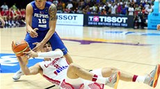 Filipínský Marc Pingris (vlevo) se sna�í ubránit Daria Sari�e z Chorvatska.