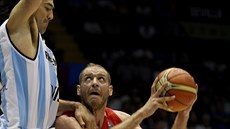 Argentinec Luis Scola (vlevo) brání Chorvata Luku Zorie.