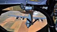 AC-130H  se chystá doplovat palivo za letu. Fotografováno z létajícího tankeru...