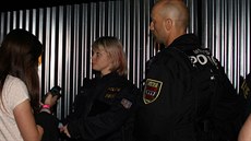 V noci na sobotu provedli policisté razii v diskotéce Ibiza v T�ebí�i. Zam��ili...