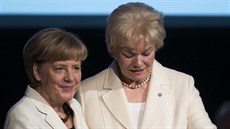 éfka Nmeckého svazu vyhnanc (BdV) pedává nmecké kancléce Angele Merkelové...
