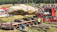 Váha menhiru se odhaduje na 40 a 70 tun.