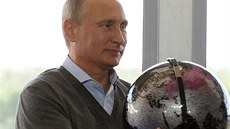 Na setkání s ú�astníky tábora prokremelských mláde�ník� u jezera Seliger v...