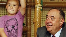 éf skotských separatist Alex Salmond na návtv dtského klubu v centru...