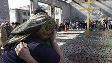Na oběti ze školy v Beslanu vzpomínaly stovky lidí (1. září 2009)