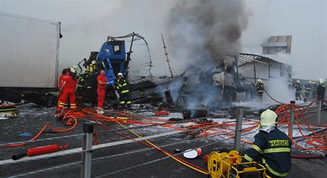 Na dálnici D8 se 4. záí 2014 srazily u Petrovic ti kamiony a zaaly hoet.