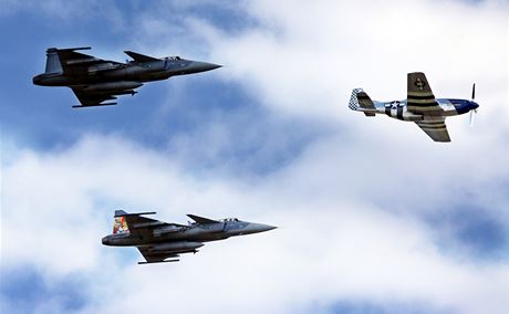 Na leteckém dni v Chebu v roce 2014 bylo nad letitm vidt i formaci tvoenou dvma Gripeny (Jas-39) a stíhakou P-51D Mustang Excalibur.