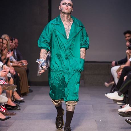 Kanadsk umlec model Rick Genest, pezdvan Zombie Boy, na pehldce